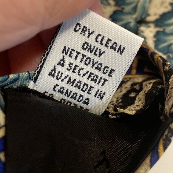 The Metropolitan Museum of Art Men's Tie Green Black 100% Silk Made in Canada - Picture 4 of 9